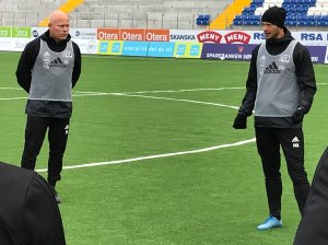 Mattias Andersson (til høyre) og Frank Bredal på treningsfeltet på Norac stadion.