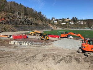 Anleggsarbeidet på Bjønnes som skal føre til oppgraderingen til Norac stadion er godt igang.