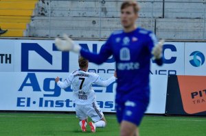 Jeppe Illum jubler for scoring, mens FFK-keeper Håvar Grøntvedt Jenssen fortviler. FOTO: ALF J. ALTENBORG