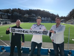 Roger Risholt og Bjørge Fedje ønsker Christer Reppesgård Hansen velkommen til Arendal Fotball.