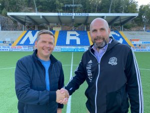 Styreleder Ole Magnus Heimvik ønsker Asbjørn Sauesund velkommen som ny daglig leder i Arendal Fotball.