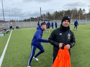 Roger Risholt er fornøyd med å ha spillerne tilbake på treningsfeltet.