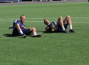 Omar el Ghaouti og Dejan Corovic under styrkeøkten med Aktiv Trening. 