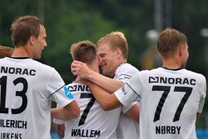 Tobias Arndal gratulerer Conrad Wallem (7) med scoring. Mads Nørby Madsen og Sune Kiilerich kommer også til for å gratulere.