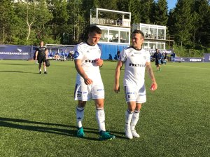Aleksandar Corovic og Wilhem Pepa går skuffet av banen etter cup-tapet mot Notodden.