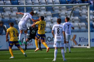 Stian Andersen (5) header ballen i mål mot Jerv, men scoringen ble annulert for offside.