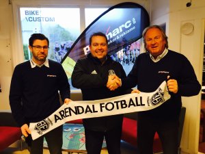 Daglig leder Mats Alfredsen (til venstre) og grunder Bjørn Hagestrand (til høyre) ser frem til en spennende sesong sammen med Arendal Fotball i Obosligaen. 