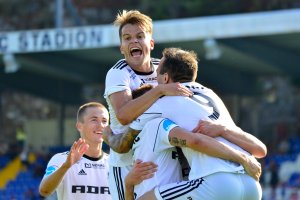 Se den seiersgleden! Anders Hella er høyt oppe, Philip Aukland kommer til, mens Wilhem Pepa gjør det han kan for å "begrave" målscorer Preben Skeie!