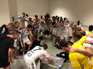 Garderobejubel etter tre poeng borte mot Vard 30. juni 2021.