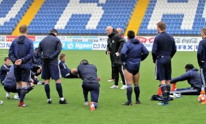 Trener Steinar Pedersen går gjennom den siste informasjonen til spillerne før møtet med Hødd på søndag. 