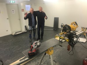 Tore Swan og Per Carsten Michelsen gjør klart for ny hjemmegarderobe på Norac stadion.