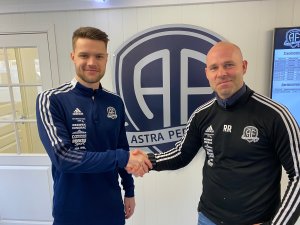 Tord Salte er på plass i Arendal og får trolig sin debut allerede i tirsdagens treningskamp mot Jerv. Her ønskes han velkommen av trener Roger Risholt.