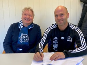 Sportslig leder Rune Aarrestad er fornøyd etter å ha blitt enig med Roger Risholt om en toårskontrakt som hovedtrener i Arendal Fotball.