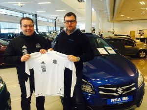 Bård Sterk-Hansen (til venstre) er glad for at Rune Jacobsen og RSA Bil Arendal nå går løs på sin sjette sesong som en av Arendal Fotballs største samarbeidspartnere.