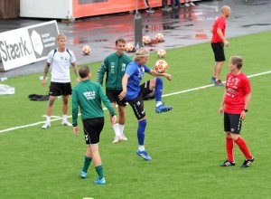 Noen av spillerne på Sommerlaget varmer opp foran treningen. 