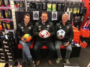 Christopher Brekke og Terje Rasmussen i Brekke Sport er glade for å ha forlenget samarbeidet med Arendal Fotball og daglig leder Bård Sterk-Hansen.