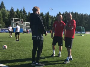 Knut Tørum (til høyre) diskuterer kampplanen mot Fredrikstad med Arve Seland (med ryggen mot kamera) og Frank Bredal.