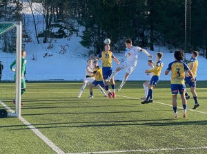 Daniel Hultquist rager høyt i Grorud-boksen, men det ble ikke scoring.