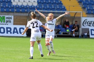Mona Melhus Gundersen kommer løpende til og gratulerer Lisbeth Rothschild etter at sistnevnte har gitt Arendal ledelsen mot Sandefjord Fotball Kvinner.