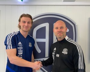 Roger Risholt ønsker Kevin Egell-Johnsen velkommen til Arendal Fotball.