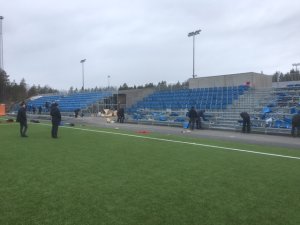En stor dugnadsgjeng fra Grane Fotball var i aksjon gjennom hele helgen for å få montert de nye tribunene i Arendal Idrettspark på Myra.