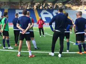 Steinar Pedersen instruerer på Norac stadion.