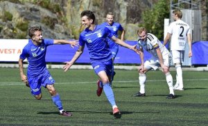 Lars Kilen jubler for Sotra etter scoring mot Arendal i kampen der Sotra vant 4-1.