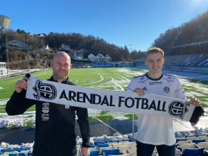 Roger Risholt er glad for å kunne ønske Stefan Mladenovic velkommen til Arendal Fotball.