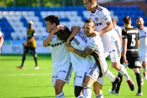 Pape Paté Diouf gratuleres av Tobias Henanger, Wilhem Pepa og Kim Kvaalen.