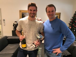 Jostein Aaland fikk overrakt prisen som "Årets spiller 2016" i Arendal Fotball av sportslig leder Geir Fone.