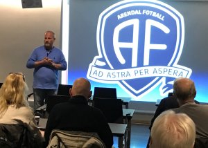 Per Carsten MIchelsen gleder seg over at mange har lyst til å gjøre en innsats for Arendal Fotball.