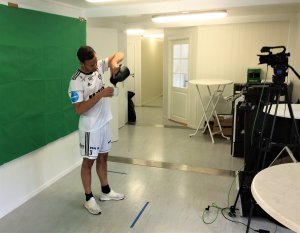 Dejan Corovic under filmeseansen etter trening 30/5. 