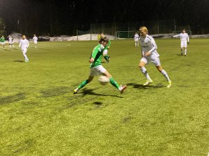 Ole Marius Håbestad drar av en MK-spiller i treningskampen 18. februar 2022.