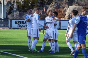 Preben Skeie (7) gratuleres av Sander Lille-Løvø, Jonas T. Fredriksen og Filip Mang-Thang.