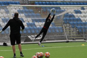 Mathias Skjævestad fra Grane fikk prøve seg på A-lagets trening 13. mai. Han får ros av keepertrener Bjørge Fedje. 