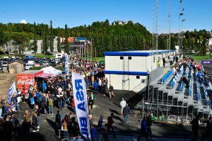 Kø, strålende vær, optimisme og entusiasme. Før avspark.