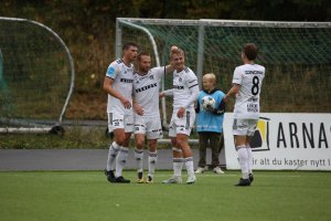 Edvard Linnebo Race og Tobias Englund gratulerer Sebastian Remme Berge etter scoring, mens Rasmus Lynge Christensen kommer til for å gratulere.