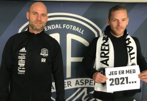 Roger Risholt er glad for at Jakob Rasmussen blir med i minst en sesong til i Arendal Fotball.