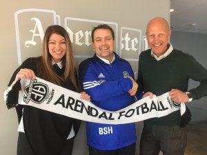 Daglig leder i Arendal Fotball Bård Sterk-Hansen er glad for å ha fått på plass en klart forbedret partneravtale med Agderposten som vil være til glede for både klubben og mediehuset. Her sammen med Janicke Altenborg og ansvarlig redaktør Øyvind Klausen. 