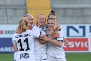 Arendal-jentene jubler etter seier.