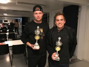Fabian Stensrud Ness (t.v.) og Kim Kvaalen fikk priser for henholdsvis "Årets toppscorer" og "Årets spiller" i 2018 i Arendal Fotball.