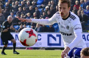 Petar Rnkovic i duell med Ull/Kisa-keeperen.