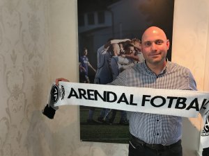 Markedssjef Emil Tungehaug og NorEngros Gustav Pedersen har samarbeidet med Arendal Fotball i to sesonger allerede. - Det har vært et eventyr å følge på nært hold, sier han.