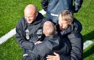 Knut Tørum, Arve Seland og Terje Henriksen (med ryggen til) kan se frem mot en svært tøff periode der kampene kommer tett.