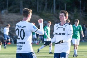 Preben Skeie gratulerer Mathias Johansen etter at sistnevnte har satt inn 4-2 på overtid i treningskampen mot Randesund 4. mars 2023.