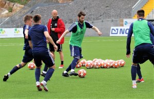 Jens Kristian Skogmo drømmer om at Arendal skal detonere en cupbombe når Odd kommer på besøk. 