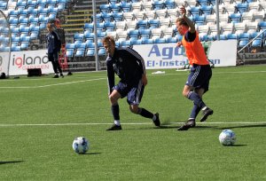 Peter Reinhardsen i duell med Kristian Eriksen på trening 2. juli 2020. 