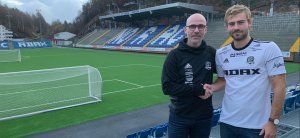 Steinar Pedersen ønsker Mads Nørby Madsen velkommen til Norac stadion.