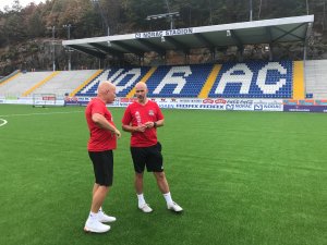Frank Bredal og Steinar Pedersen utveksler erfaringer og synspunkter etter første treningsøkt sammen på Norac stadion.