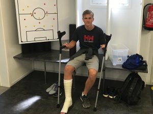 Anders Hylen Pedersen i garderoben med gips etter at akillessenen røk på trening 4. juli 2019.